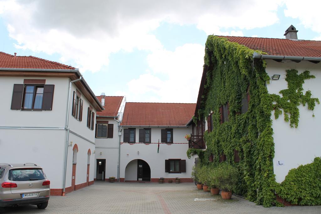 Hotel Tiffan'S Pinceszet Es Panzio Villány Exteriér fotografie