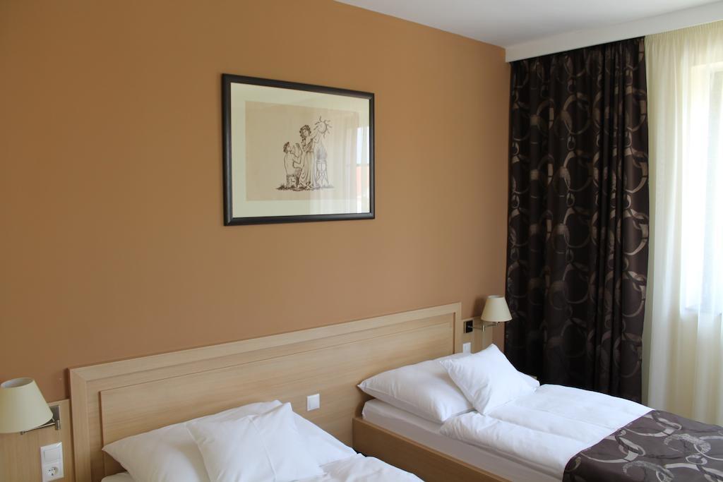 Hotel Tiffan'S Pinceszet Es Panzio Villány Pokoj fotografie